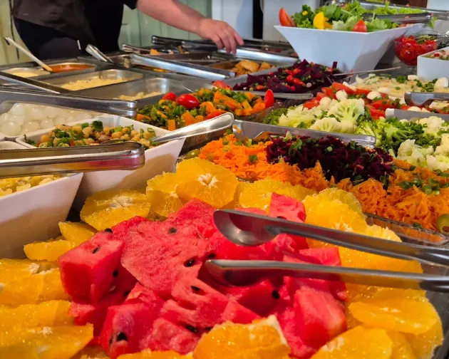 Buffet completo de saladas e pratos quentes